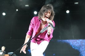 FOREIGNER (Live at The City Hall, Newcastle, U.K., November 10, 2007)